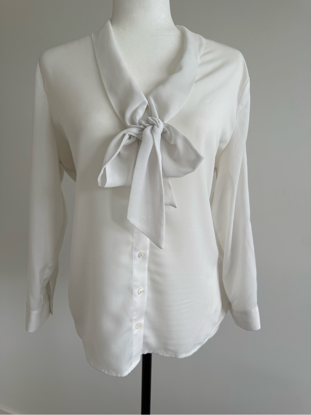 RW&CO. White Tie-Neck Blouse
